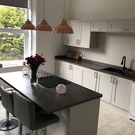 Stunning Bebington Maisonette - Large Private Drive And Entrance, Good Transport Links Εξωτερικό φωτογραφία