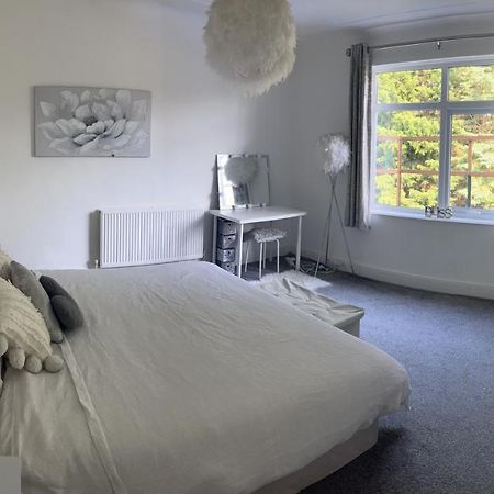 Stunning Bebington Maisonette - Large Private Drive And Entrance, Good Transport Links Εξωτερικό φωτογραφία