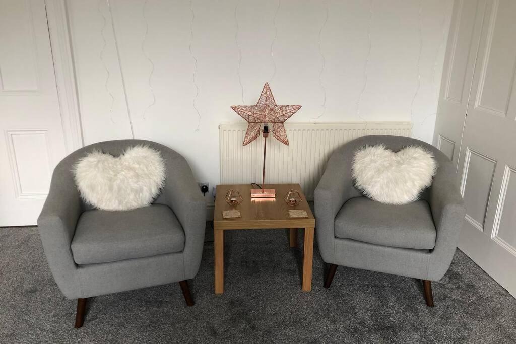 Stunning Bebington Maisonette - Large Private Drive And Entrance, Good Transport Links Εξωτερικό φωτογραφία