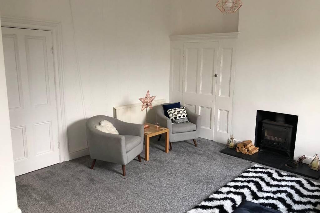 Stunning Bebington Maisonette - Large Private Drive And Entrance, Good Transport Links Εξωτερικό φωτογραφία