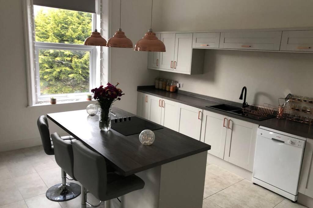 Stunning Bebington Maisonette - Large Private Drive And Entrance, Good Transport Links Εξωτερικό φωτογραφία