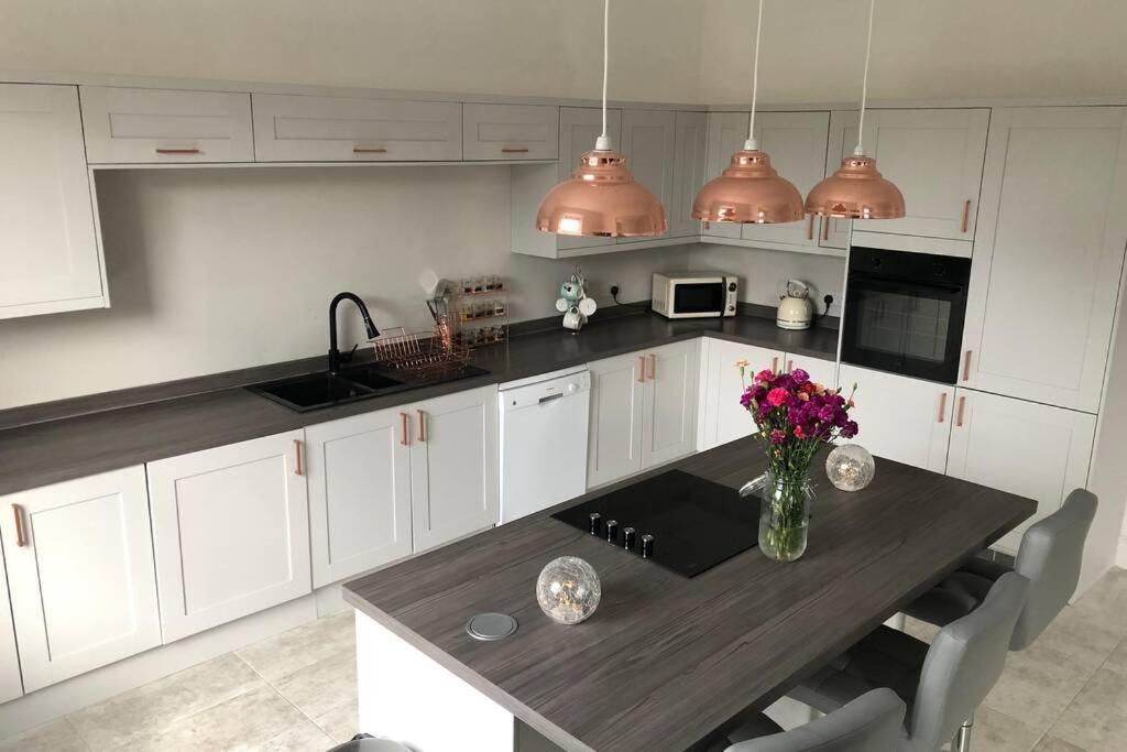 Stunning Bebington Maisonette - Large Private Drive And Entrance, Good Transport Links Εξωτερικό φωτογραφία