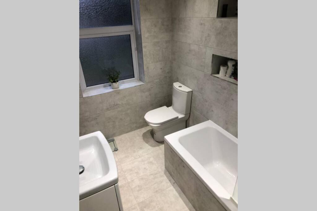 Stunning Bebington Maisonette - Large Private Drive And Entrance, Good Transport Links Εξωτερικό φωτογραφία