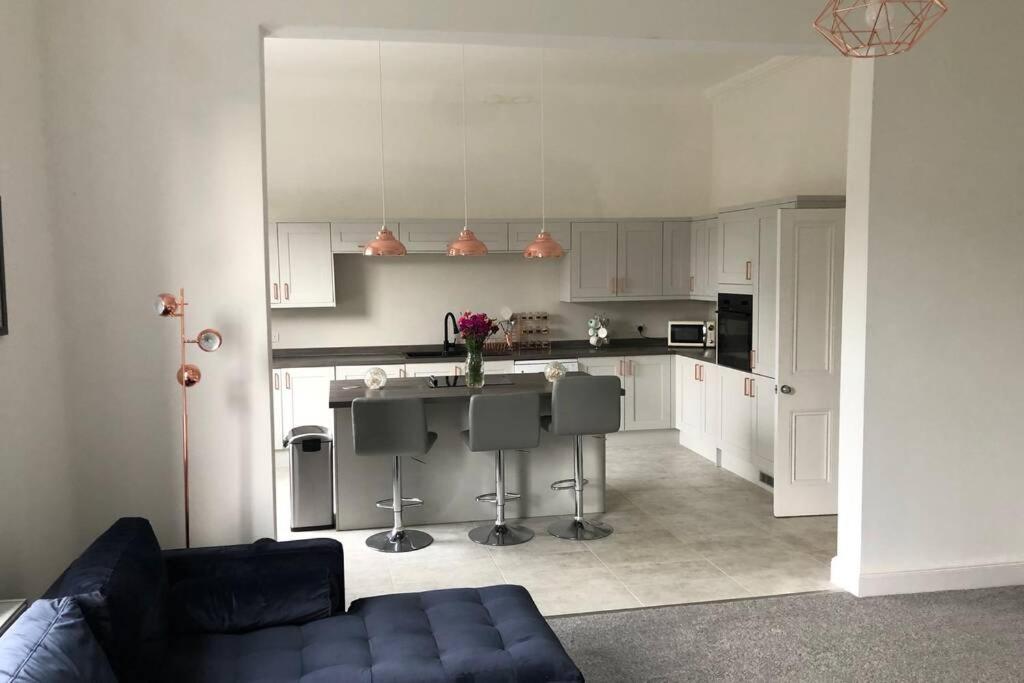 Stunning Bebington Maisonette - Large Private Drive And Entrance, Good Transport Links Εξωτερικό φωτογραφία