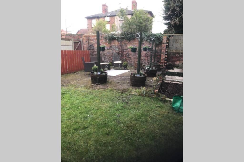 Stunning Bebington Maisonette - Large Private Drive And Entrance, Good Transport Links Εξωτερικό φωτογραφία