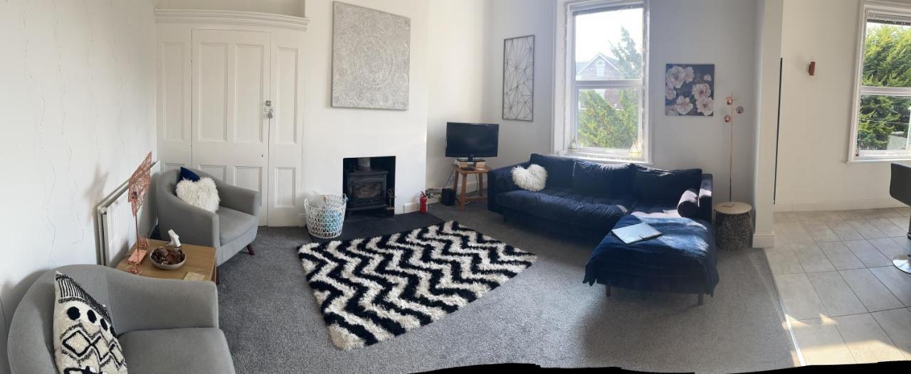 Stunning Bebington Maisonette - Large Private Drive And Entrance, Good Transport Links Εξωτερικό φωτογραφία