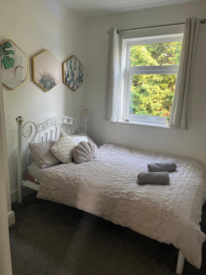 Stunning Bebington Maisonette - Large Private Drive And Entrance, Good Transport Links Εξωτερικό φωτογραφία