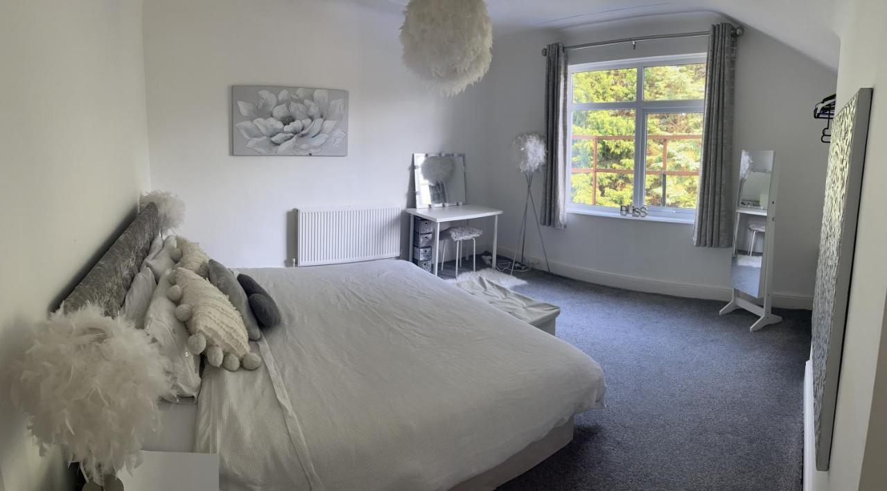 Stunning Bebington Maisonette - Large Private Drive And Entrance, Good Transport Links Εξωτερικό φωτογραφία